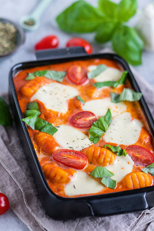 Gnocchi-Auflauf mit Tomatensoße, Mozzarella und Basilikum - Meinestube