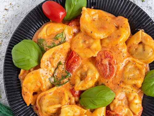 Tortellini mit Tomaten-Sahnesoße, Käse und Basilikum - Meinestube