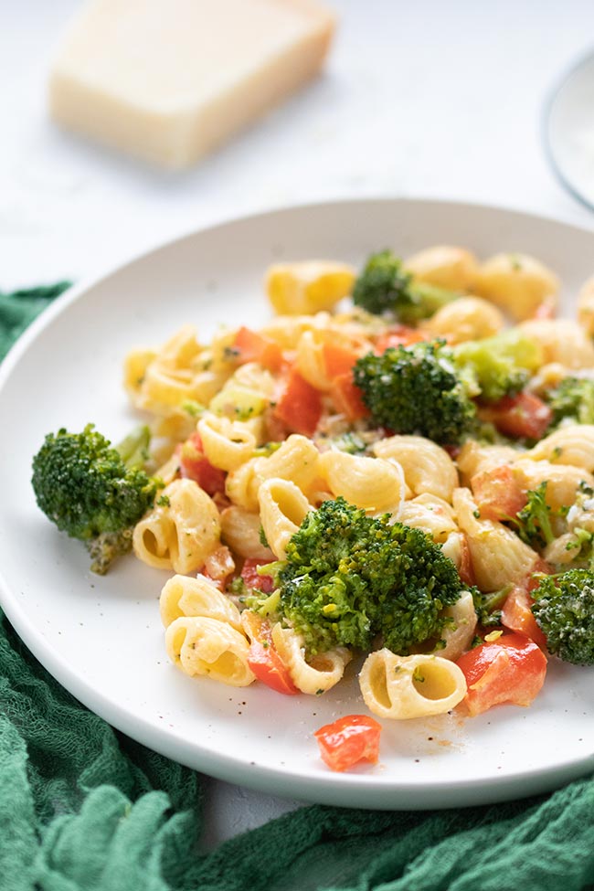 Pasta mit Brokkoli in Parmesan Sahne-Soße - Meinestube