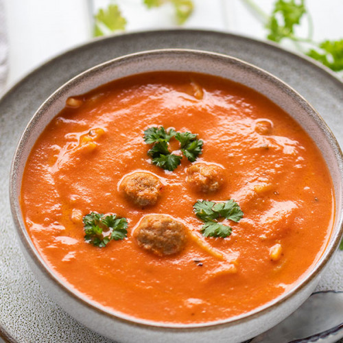 Suppe aus Tomaten und Fleischbällchen, meinestube