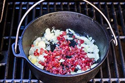 Schinkenwürfel im Dutch Oven anschwitzen, meinestube