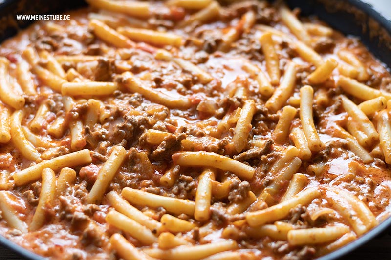 Pasta mit cremiger roter Hackfleisch-Käse-Soße - Meinestube