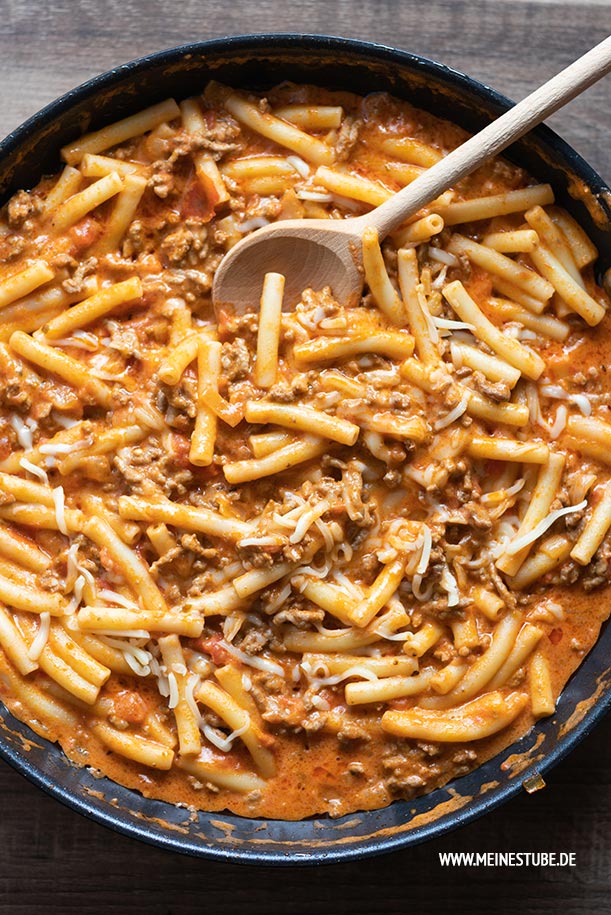 Pasta mit cremiger roter Hackfleisch-Käse-Soße - Meinestube