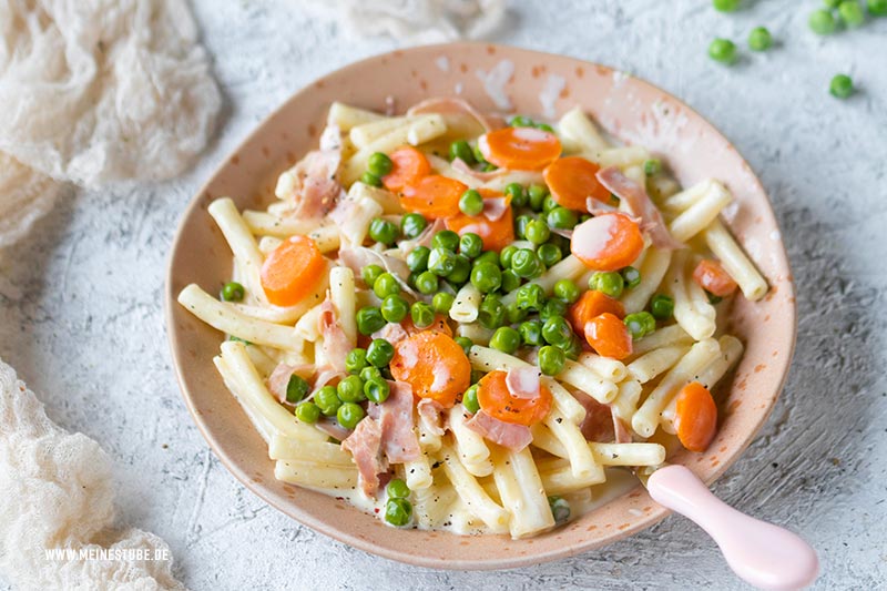 Nudeln in Schinken-Sahnesoße mit Käse, meinestube