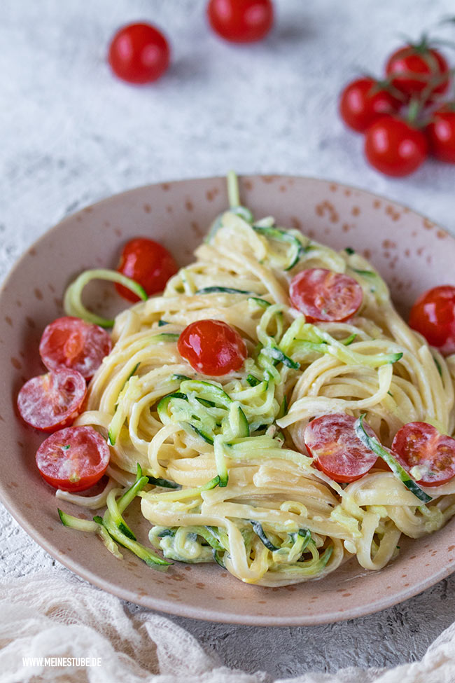 Zucchini-Spaghetti mit Pasta in Frischkäsesoße und Tomaten