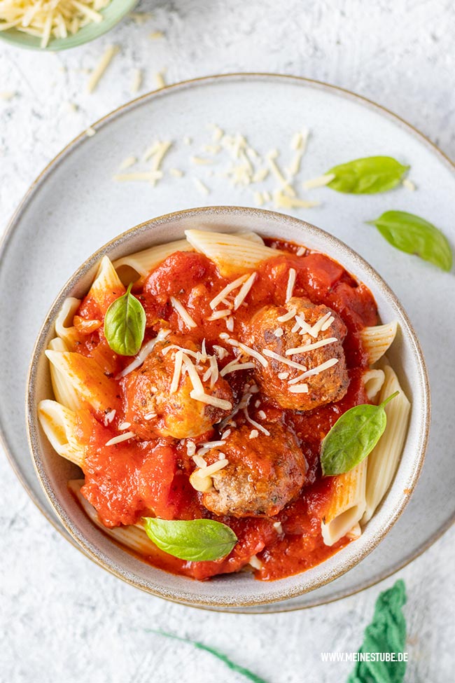 Gefüllte Hackbällchen mit Käse in Tomatensoße und Pasta