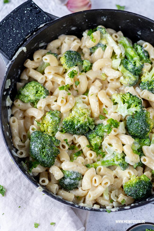 Brokkoli Nudeln mit Parmesansoße - One Pot Rezept - Meinestube