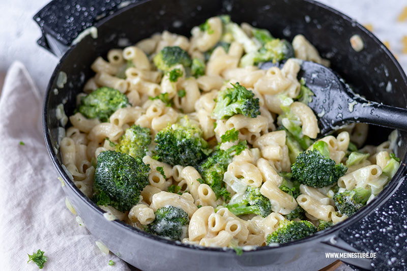 Brokkoli Nudeln mit Parmesansoße - One Pot Rezept - Meinestube