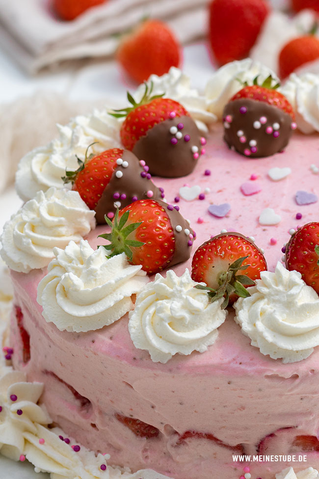 Erdbeermousse Torte mit Biskuit und fruchtiger Erdbeercreme