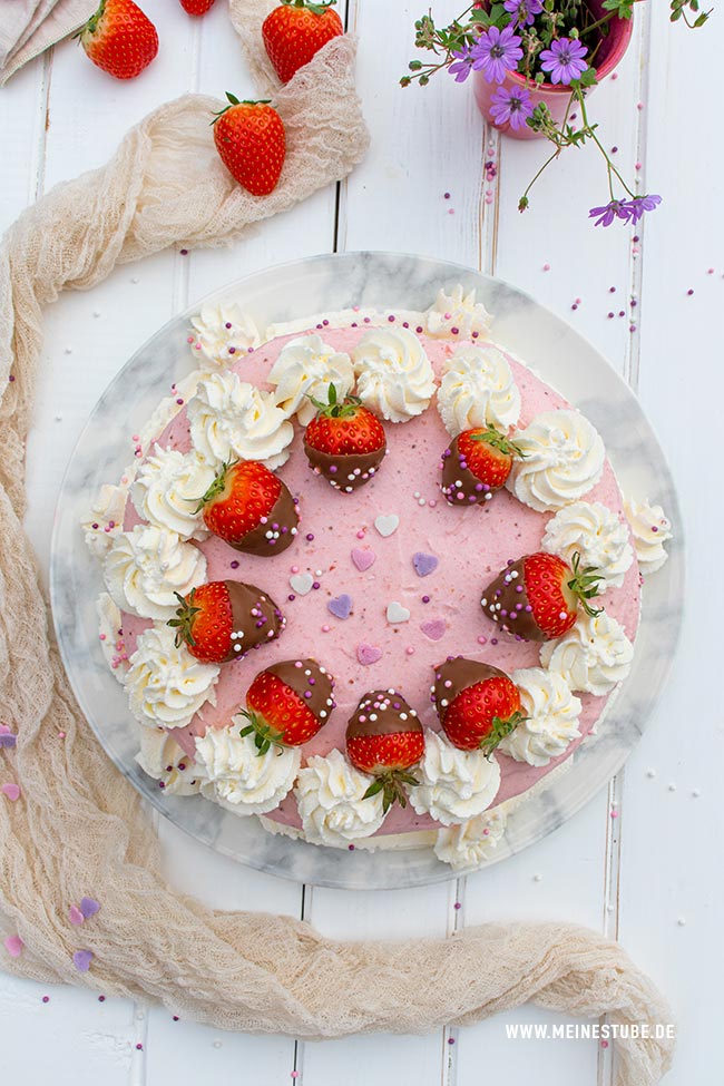 Erdbeermousse Torte mit Biskuit und fruchtiger Erdbeercreme