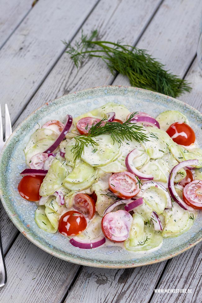 Gurken-Tomaten-Salat mit Dill und saurer Sahne