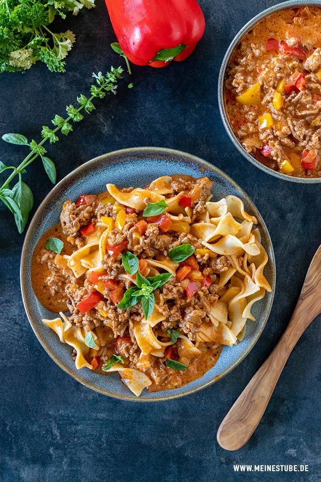 Pasta in cremiger Hackfleisch-Paprika-Soße