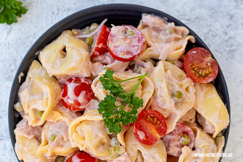 Tortellini-Salat Rezept mit Tomaten, Erbsen und Schinken - Meinestube