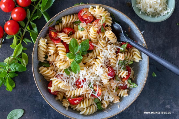 Spirelli Nudeln mit frischen Tomaten, Basilikum und Parmesan