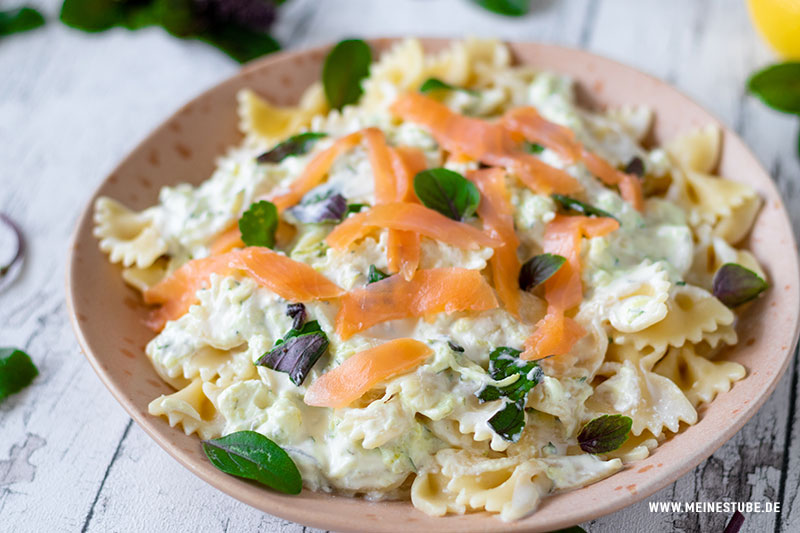 Pasta mit Lachs und Zucchini in Frischkäsesoße - Meinestube