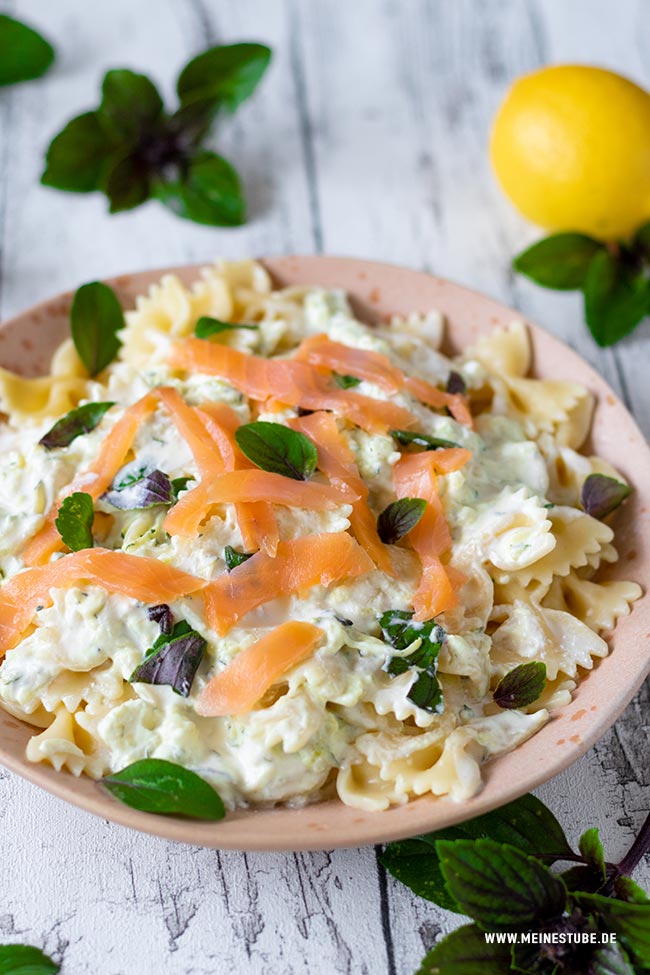 Pasta mit Lachs und Zucchini in Frischkäsesoße - Meinestube