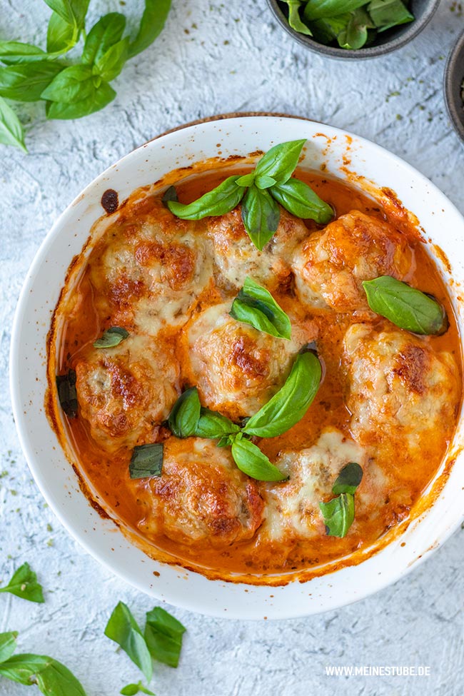 Hackbällchen Toskana in Tomatensoße mit Mozzarella überbacken