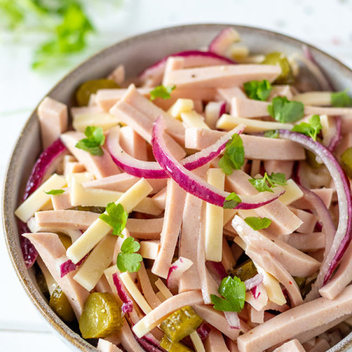 Wurstsalat mit Käse und Gurken, meinestube
