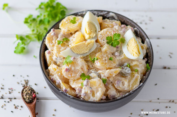 Omas Kartoffelsalat mit Eiern, Speck und Zwiebeln - Meinestube