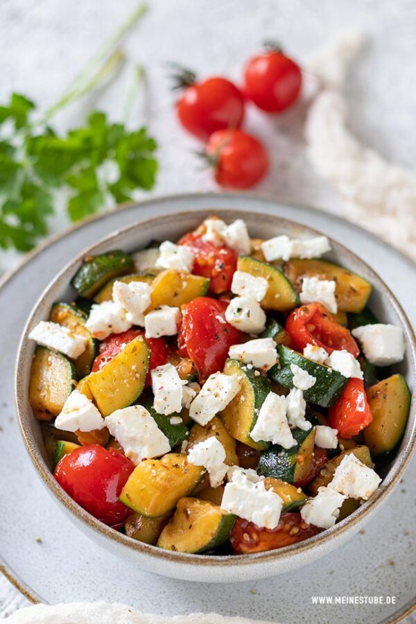 Zucchini-Pfanne mit Feta und Tomaten