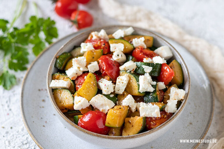 Zucchini-Pfanne mit Feta und Tomaten - Meinestube