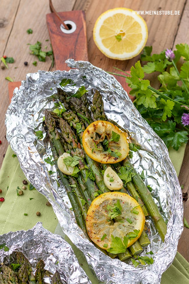 Grüner Spargel gegrillt oder aus dem Backofen