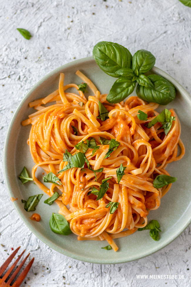 Linguine mit Tomaten-Parmesansoße – cremig & lecker!