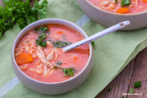 Hühner-Nudelsuppe mit Tomaten, meinestube