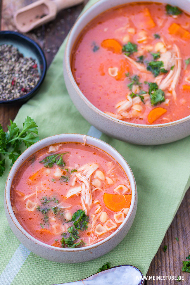 Hühner-Nudelsuppe mit Tomaten – perfektes Familienessen