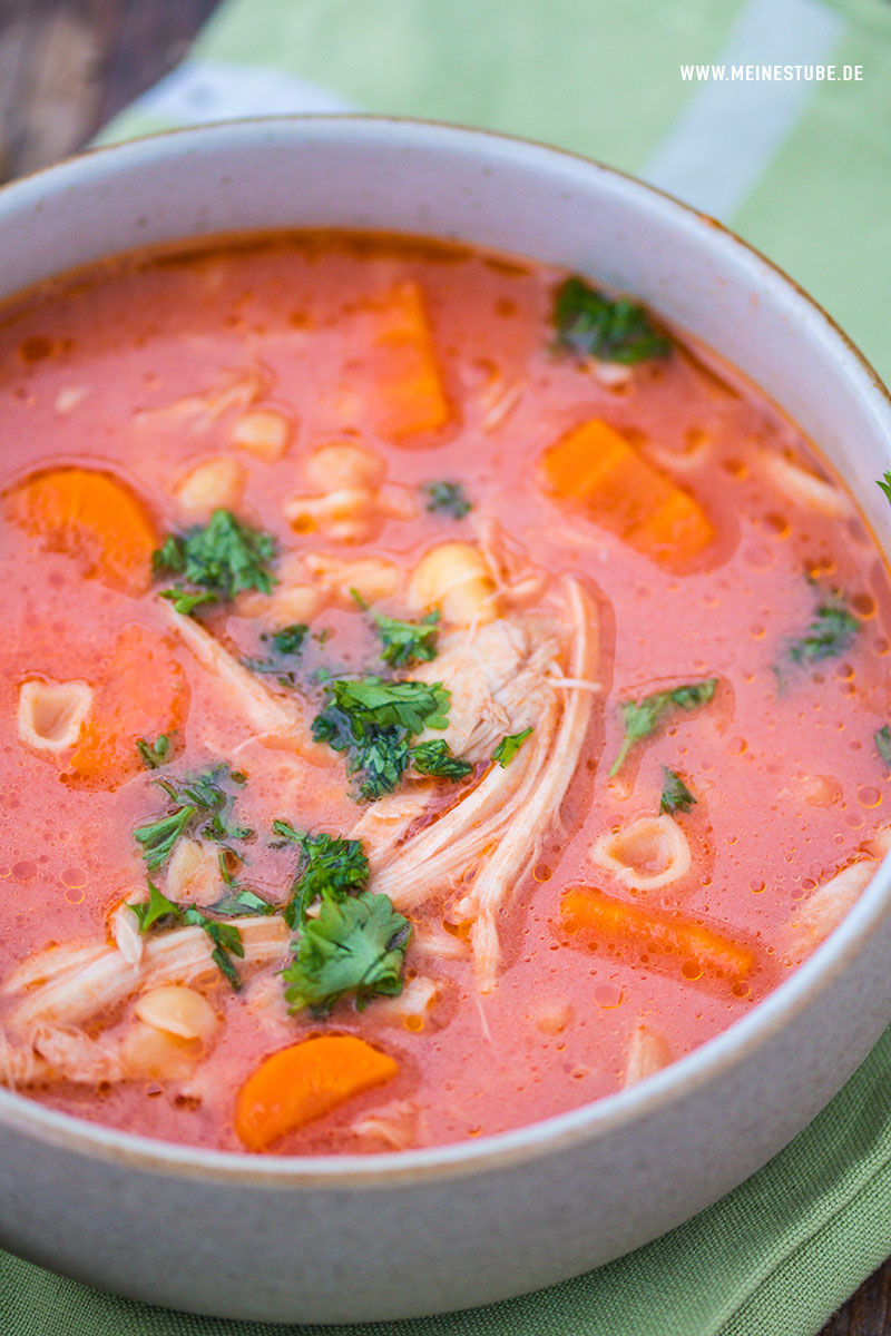 Hühner-Nudelsuppe mit Tomaten – perfektes Familienessen