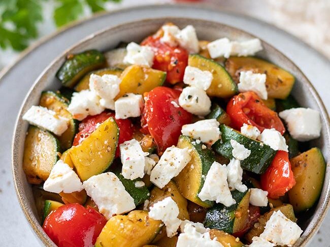 Zucchini-Pfanne mit Feta und Tomaten, meinestube