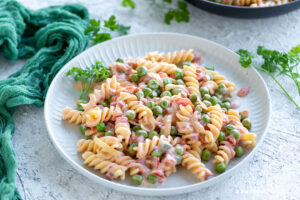 Fusilli mit Erbsen-Frischkäse-Soße und Speck, meinestube