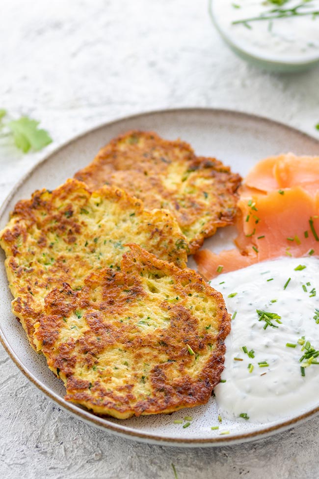 Kartoffel-Zucchini-Puffer mit Lachs und Joghurt - Meinestube