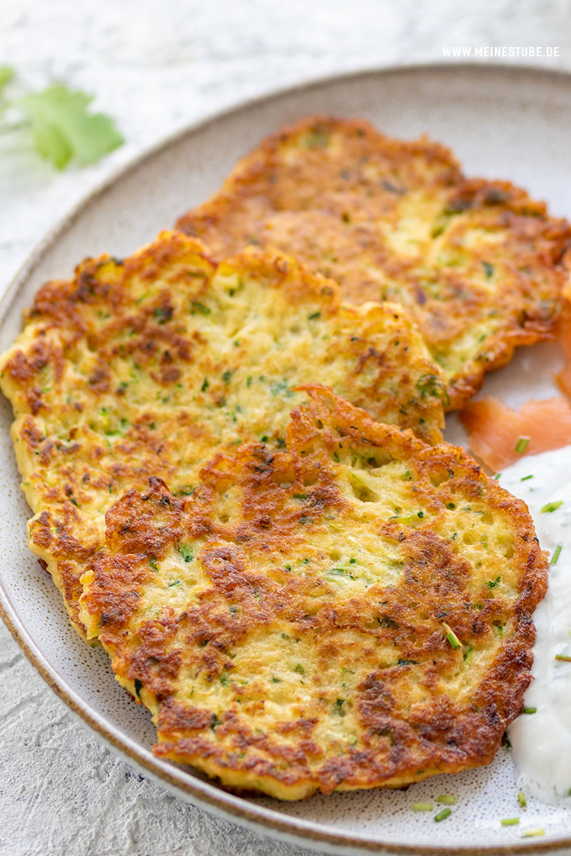 Kartoffel-Zucchini-Puffer mit Lachs und Joghurt - Meinestube