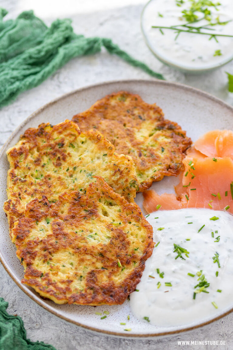 Kartoffel-Zucchini-Puffer mit Lachs und Joghurt - Meinestube