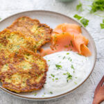 Kartoffel-Zucchini-Puffer mit Lachs, meinestube