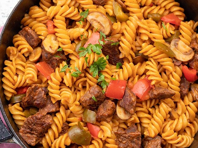 Nudeln mit Hackfleisch in Parmesan-Tomaten-Sahnesoße - Meinestube