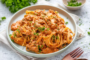 Nudeln mit Hackfleisch in Parmesan-Tomatensahnesoße, meinestube