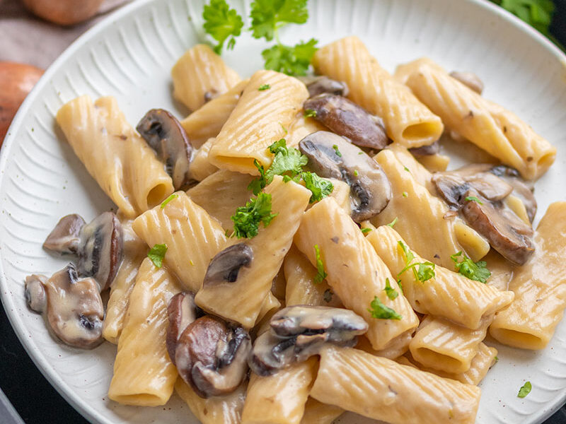 Nudeln mit Hackfleisch in Parmesan-Tomaten-Sahnesoße - Meinestube