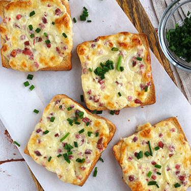 Rezept für Flammkuchen-Toast mit Speck und Käse