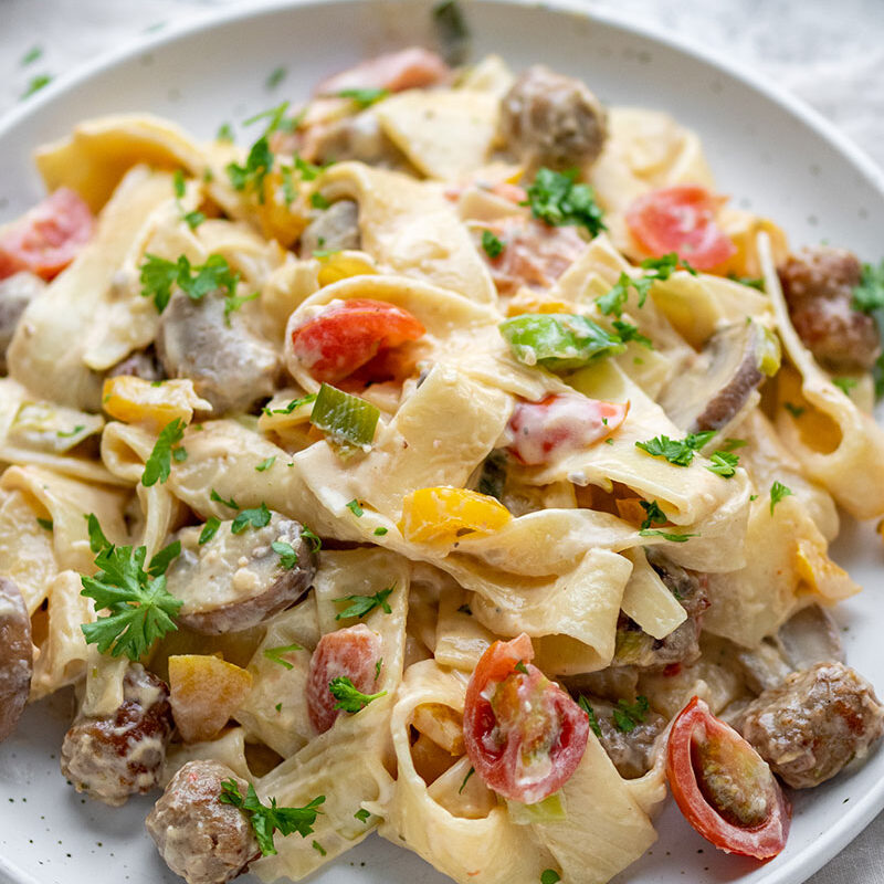 Nudelpfanne mit Bratwurst und Pilzen, meinestube