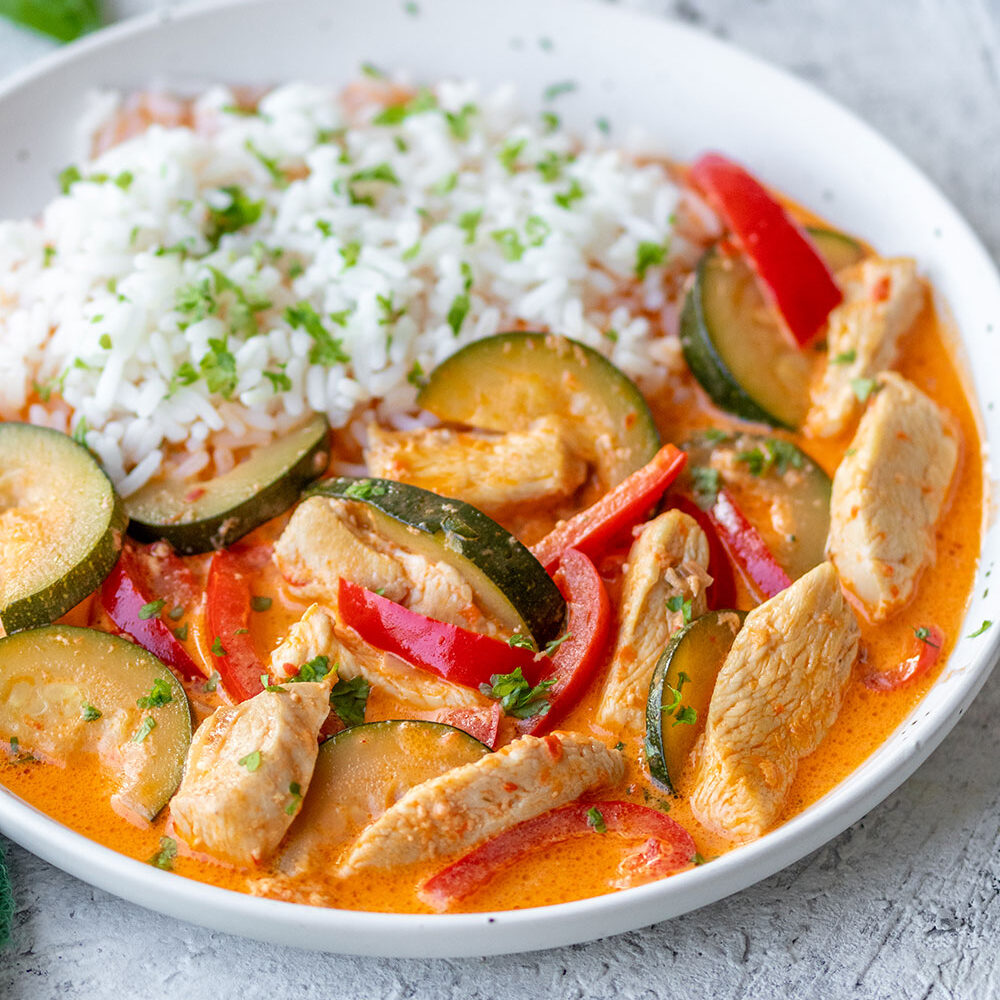 Hähnchengeschnetzeltest mit Paprika und Zucchini, meinestube