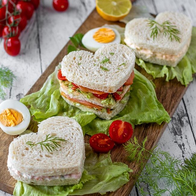 Belegte Sandwiches-Herzen zum Valentinstag, meinestube