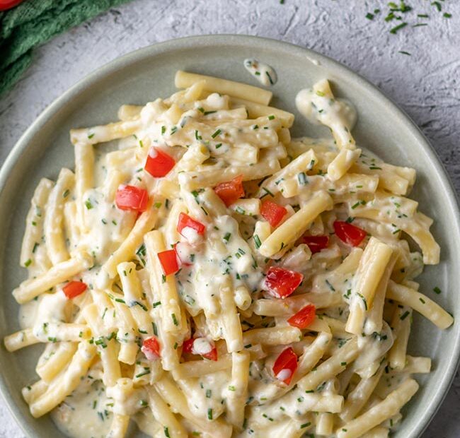 Makkaroni mit Käsesoße und Tomaten, meinestube