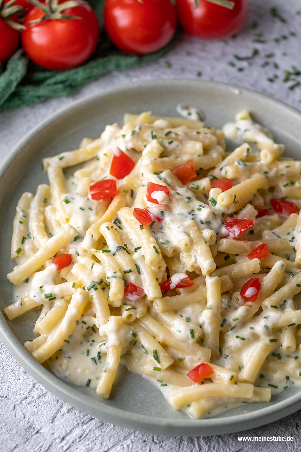 Pasta mit Käsesoße und Tomaten, meinestube