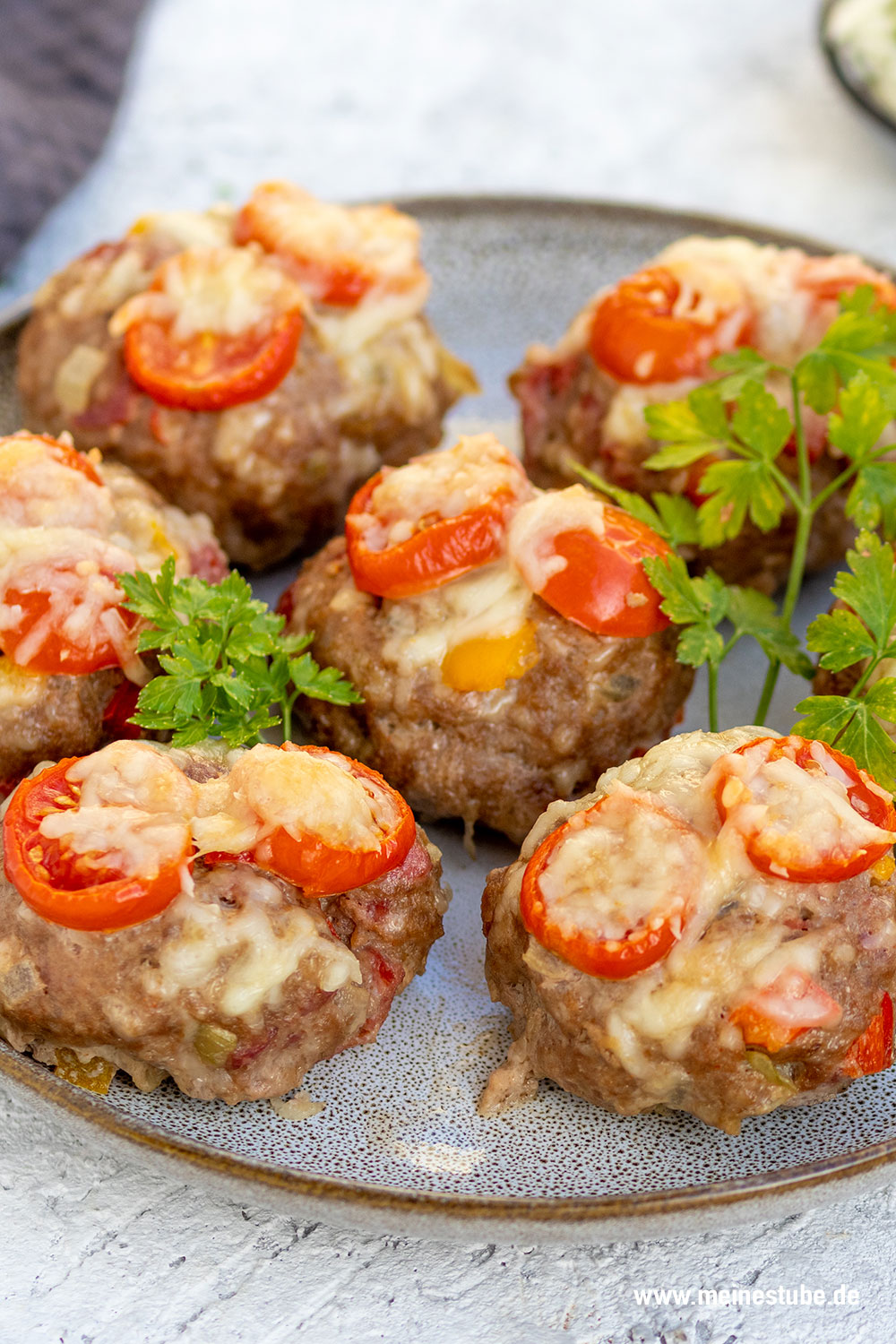 Frikadellen mit Tomaten und Käse überbacken, meinestube