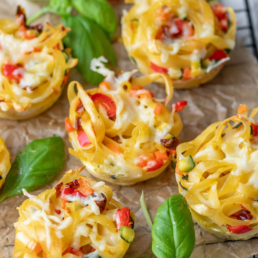 Nudel-Muffins mit Parmesan und Gemüse von meinestube