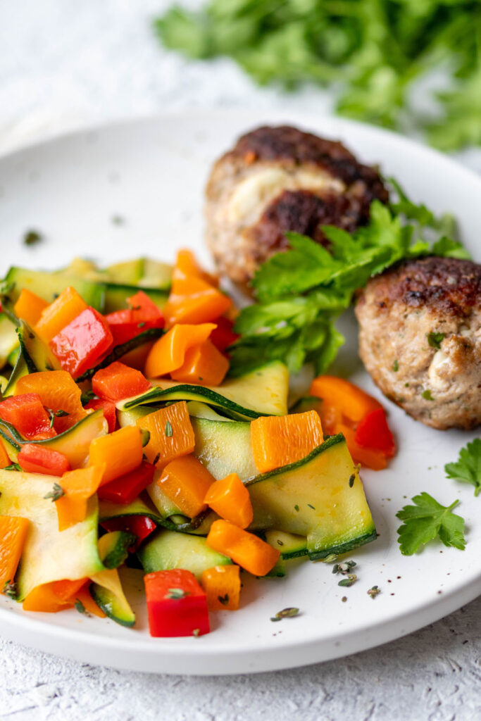 Schafskäse-Frikadellen und Pfannengemüse