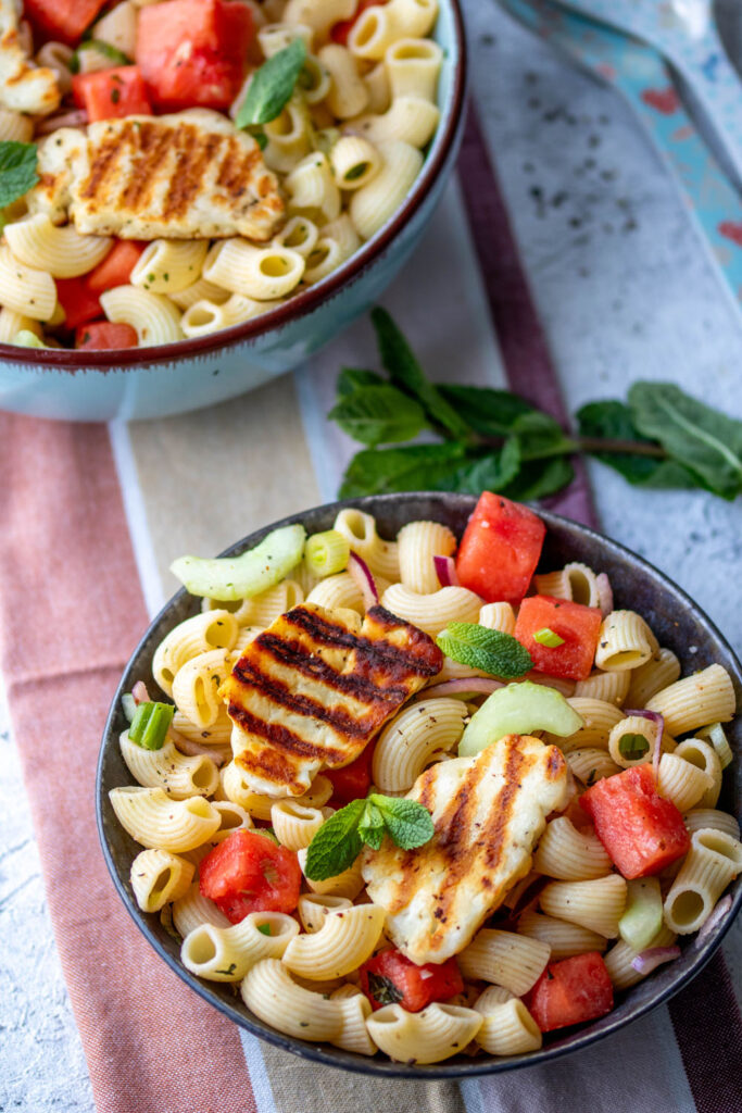Schneller Nudelsalat mit Melone und Grillkäse