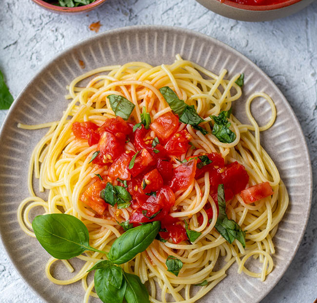 Spaghetti mit frischen Tomaten als Sommergericht